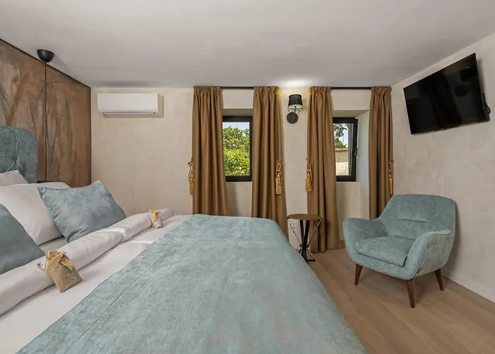 לינה וארוחת בוקר Marichi 4*